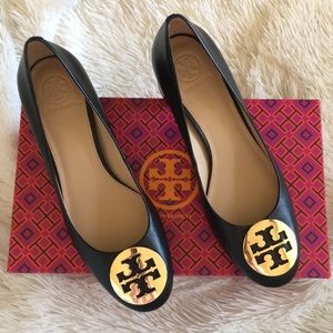 Tory Burch Chelsea Medallion Pump